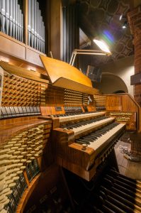 Spieltisch der Orgel der Rosenkranz-Basilika