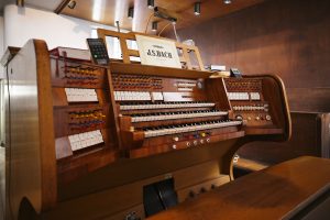 Spieltisch der Orgel in St. Bernhard